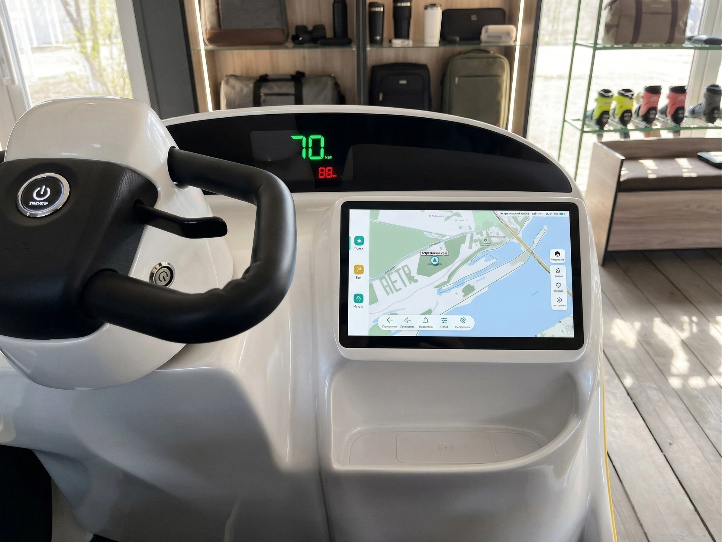 Панель управления умного транспорта BIWLS с рулем и экраном карты