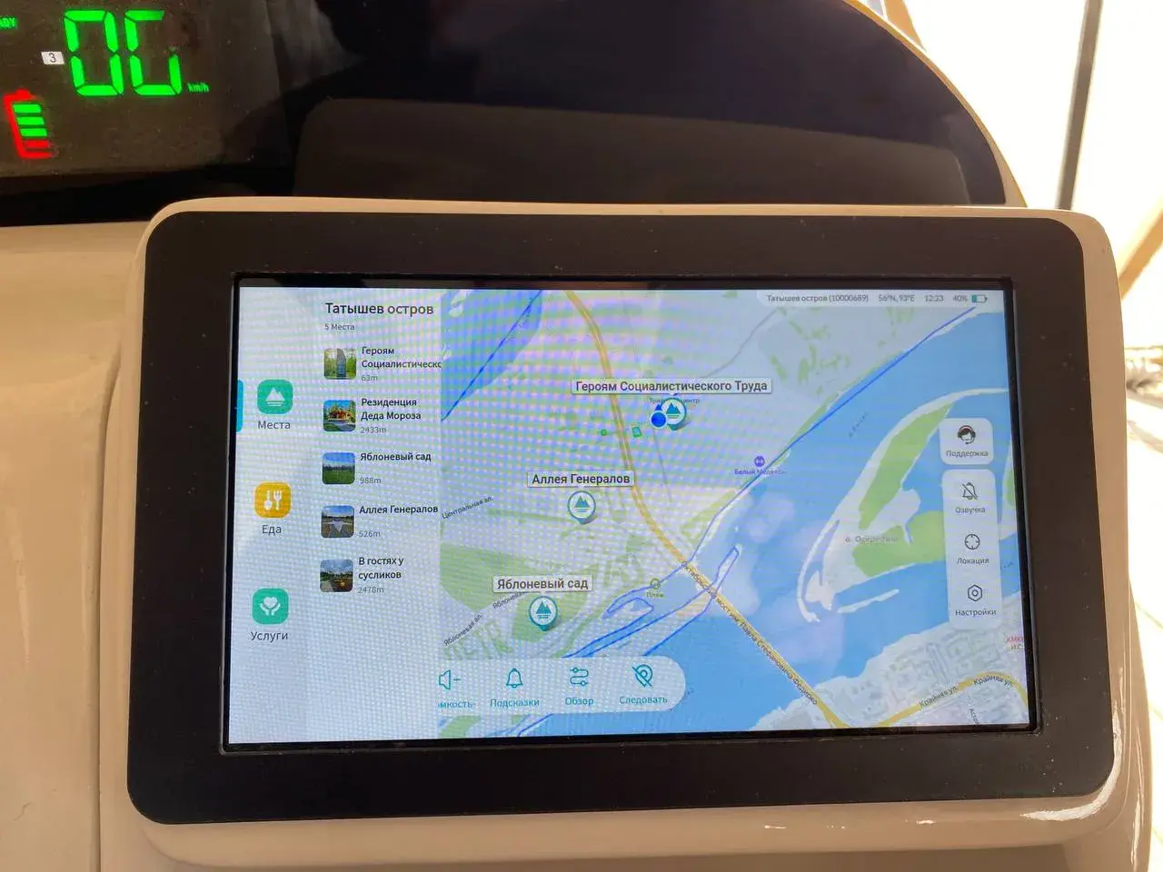 Экран навигации BIWLS с картой острова Татышев, маршрутами и точками на дисплее в салоне транспорта